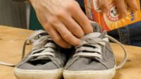 Menghilangkan Bau Sepatu