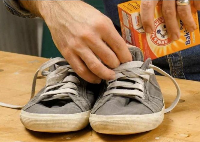 Menghilangkan Bau Sepatu